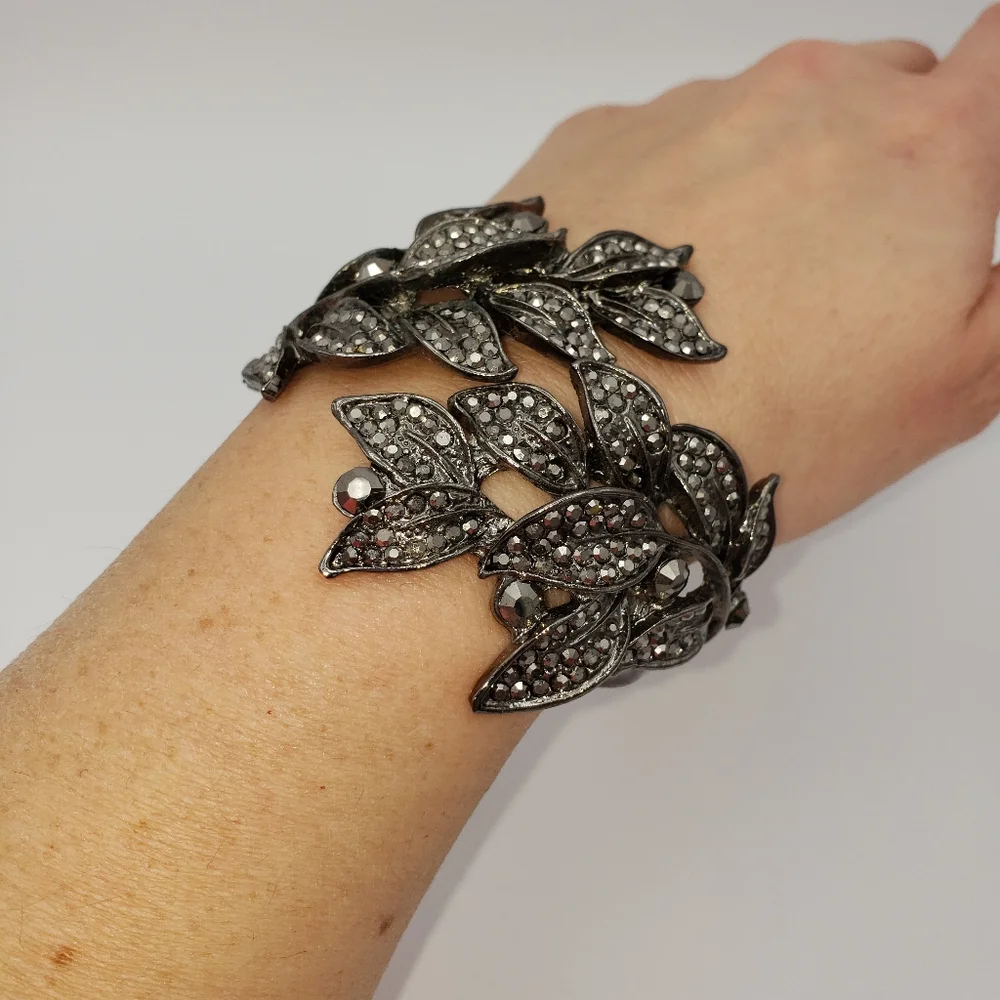 Pewter color dark gem enhanced botanical  spring style cuff bracelet - Picture 5 of 5